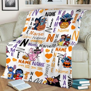 Może przedstawiać: Biały koc z polaru z powtarzającym się wzorem postaci Stitcha i Lilo w kostiumach na Halloween, pomarańczowymi sercami oraz słowem Name wydrukowanym r&oacute;żnymi czcionkami, kolorami i w r&oacute;żnych orientacjach na całej powierzchni tkaniny.