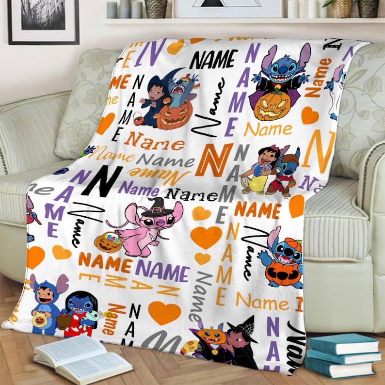 Może przedstawiać: Biały koc z polaru z powtarzającym się wzorem postaci Stitcha i Lilo w kostiumach na Halloween, pomarańczowymi sercami oraz słowem Name wydrukowanym r&oacute;żnymi czcionkami, kolorami i w r&oacute;żnych orientacjach na całej powierzchni tkaniny.