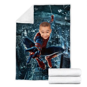 Puede incluir: La cara de un ni&ntilde;o se superpone al cuerpo de Spiderman, balance&aacute;ndose por el horizonte de una ciudad por la noche. La imagen es una ilustraci&oacute;n digital.