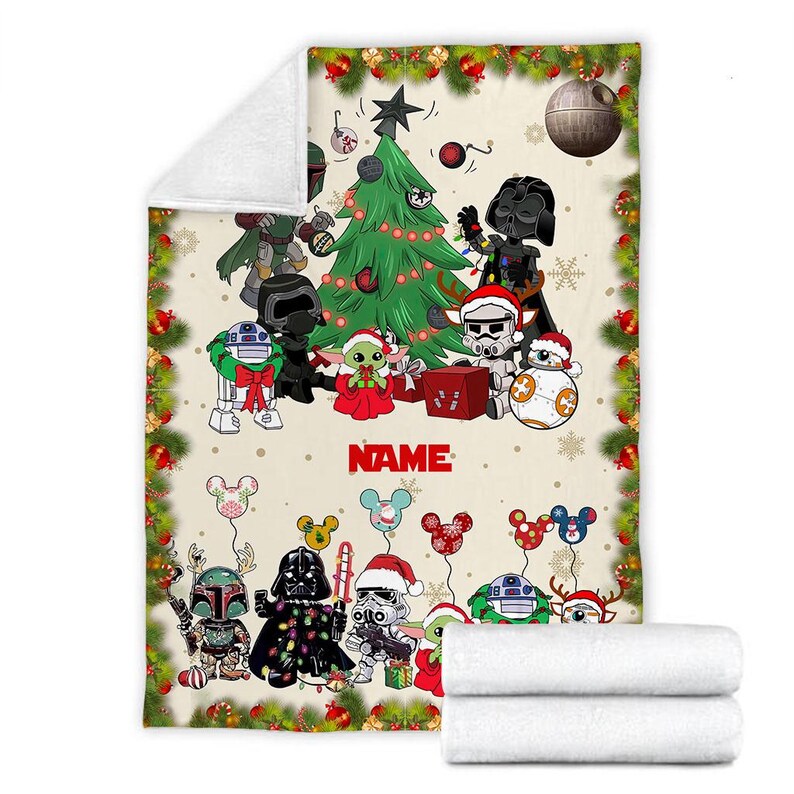 Puede incluir: Una manta de forro polar con tem&aacute;tica navide&ntilde;a que presenta un &aacute;rbol de Navidad verde con una variedad de personajes de Star Wars, incluidos Darth Vader, Yoda y Boba Fett. La manta tambi&eacute;n presenta un nombre personalizado en texto rojo.
