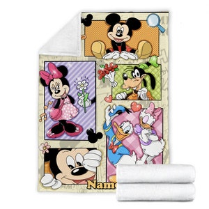 K&ouml;nnte beinhalten: Eine rechteckige Fleecedecke mit einem Comic-Layout, das Disney-Figuren wie Mickey Maus, Minnie Maus, Goofy, Donald Duck und Daisy Duck zeigt. Das Design umfasst bunte Felder, Herzen, Blumen und das Wort Name.