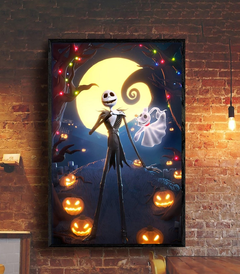Puede incluir: Una ilustraci&oacute;n en blanco y negro de Jack Skellington, el Rey Calabaza de Pesadilla Antes de Navidad, de pie con su perro fantasma Zero. La imagen est&aacute; ambientada en un fondo de luna llena y una escena de Halloween espeluznante con calabazas brillantes.