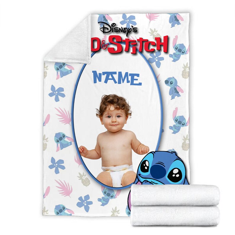 K&ouml;nnte beinhalten: Eine wei&szlig;e Fleecedecke mit einem sich wiederholenden Muster aus blauen Stitch-Figuren, rosa Palmbl&auml;ttern und blauen Blumen. Oben steht der Text Disney's Lilo & Stitch, mit einem zentralen ovalen Rahmen, der ein Foto eines Babys und das Wort NAME enth&auml;lt.