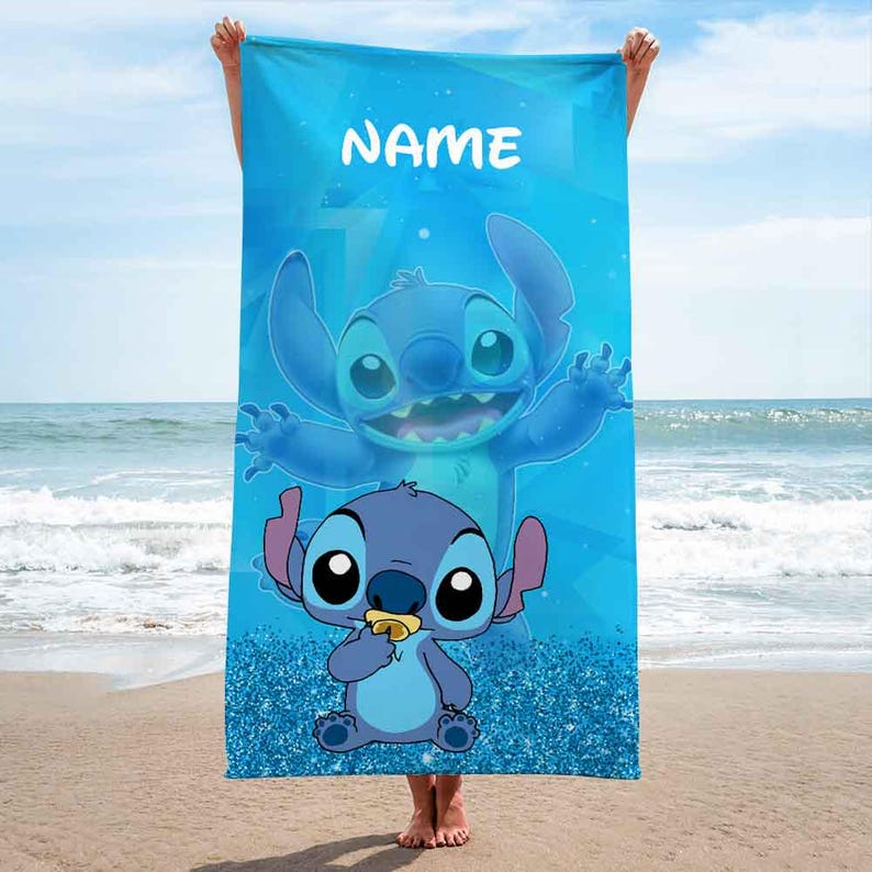 Puede incluir: Una toalla de playa azul con un personaje Stitch azul y blanco de la pel&iacute;cula de Disney Lilo & Stitch. La toalla tiene un fondo azul con brillantina y el texto "NAME" en la parte superior.
