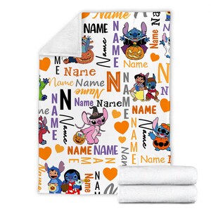 Może przedstawiać: Biały koc z polaru z powtarzającym się wzorem o tematyce Halloween, przedstawiającym postacie Stitcha i Angel w kostiumach, pomarańczowe serca oraz słowo Name wydrukowane r&oacute;żnymi czcionkami, kolorami i orientacjami na całej powierzchni tkaniny.