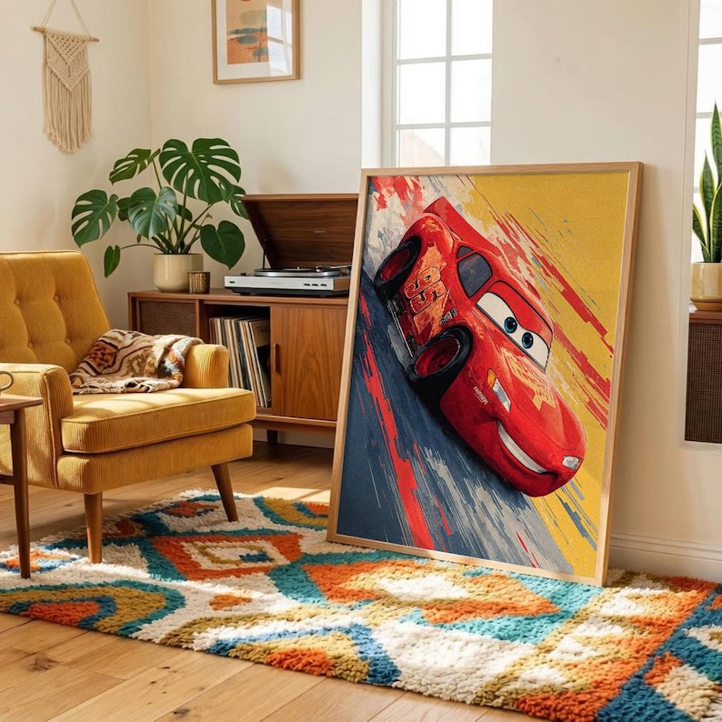 K&ouml;nnte beinhalten: Gerahmter Kunstdruck mit einer stilisierten Illustration von Lightning McQueen aus dem Film Cars. Das rote Rennauto ist auf einem gelb-blauen Hintergrund dargestellt. Das Kunstwerk hat einen Holzrahmen.