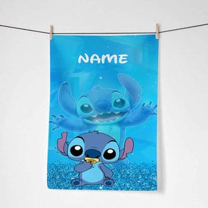 Puede incluir: Toalla de cocina azul y blanca con un personaje azul Stitch de la pel&iacute;cula de Disney Lilo & Stitch. La toalla tiene un fondo azul brillante y el texto "NAME" en la parte superior.