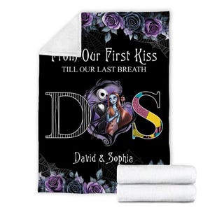 Puede incluir: Una manta negra con Jack y Sally de Pesadilla antes de Navidad. El texto dice: "From Our First Kiss Till Our Last Breath". Incluye rosas moradas, telara&ntilde;as y los nombres "David & Sophia".