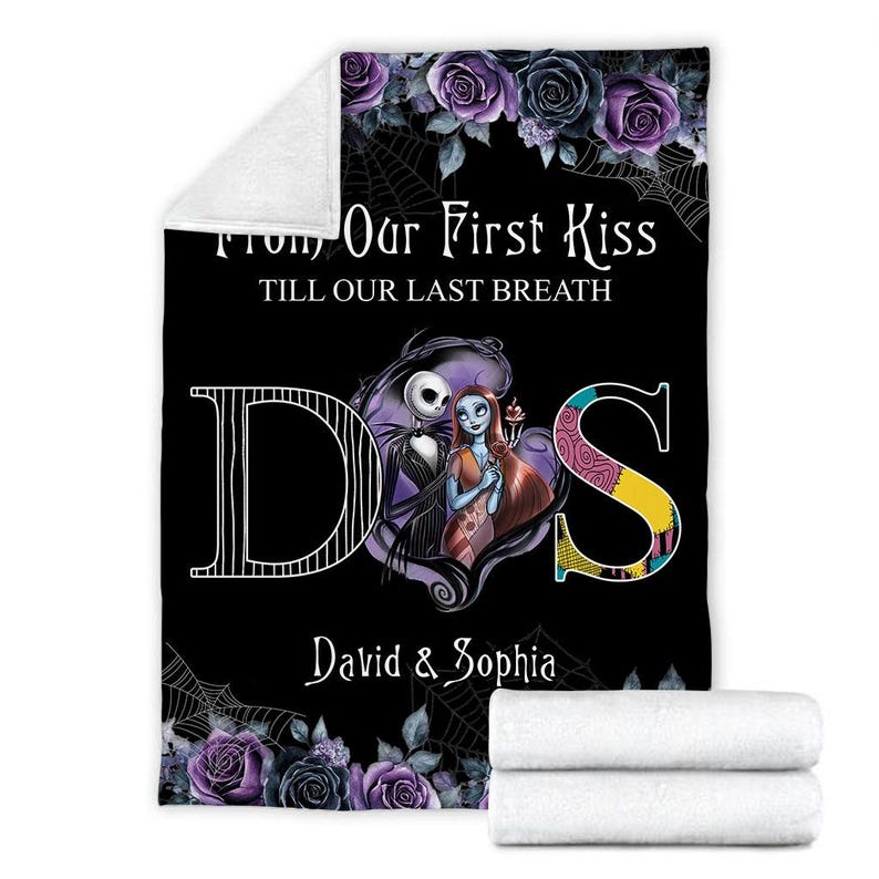 Puede incluir: Una manta negra con Jack y Sally de Pesadilla antes de Navidad. El texto dice: "From Our First Kiss Till Our Last Breath". Incluye rosas moradas, telara&ntilde;as y los nombres "David & Sophia".
