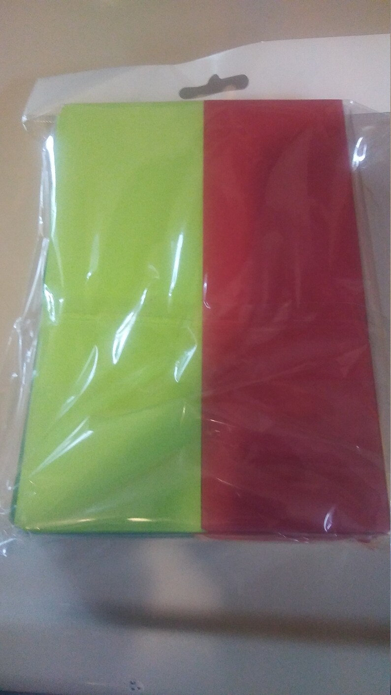 K&ouml;nnte beinhalten: Ein rechteckiger Gegenstand, vertikal in zwei gleiche Abschnitte unterteilt, einer hellgr&uuml;n und der andere tiefrot, ist in einer transparenten Kunststoffverpackung versiegelt. Die Oberseite der Verpackung hat eine wei&szlig;e Kopfzeile mit einem kleinen, schwarzen Aufh&auml;ngeloch.