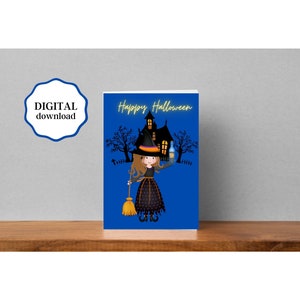 Puede incluir: Tarjeta de descarga digital con temática de Halloween. La tarjeta presenta una bruja de dibujos animados con una escoba y una botella, con una casa embrujada de fondo. Las palabras "Happy Halloween" están escritas en la tarjeta.
