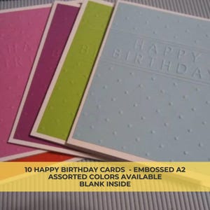 Puede incluir: Una colección de diez tarjetas de Feliz Cumpleaños A2 en relieve en colores surtidos. Las tarjetas están en blanco por dentro y presentan un diseño texturizado con las palabras "HAPPY BIRTHDAY" en relieve en la parte delantera. Los colores incluyen rosa, morado, verde y azul.