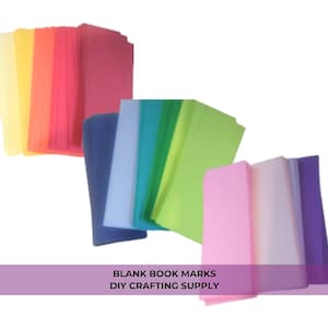 Op de afbeelding: Stapels kleurrijke blanco bladwijzers in tinten geel, rood, roze, blauw, groen en paars. De afbeelding bevat de tekst "BLANK BOOK MARKS DIY CRAFTING SUPPLY".