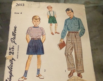 Könnte beinhalten: Ein Vintage-Schnittmuster von Simplicity für Jungenkleidung. Das Schnittmuster ist für ein Hemd und eine Shorts und enthält Anweisungen zum Nähen beider Kleidungsstücke. Das Schnittmuster ist mit der Nummer 2653 versehen und für Größe 4.