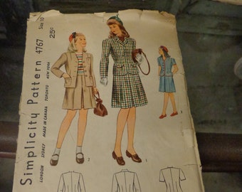 Könnte beinhalten: Ein Vintage-Schnittmuster von Simplicity für ein Kleid und eine Jacke. Das Schnittmuster ist für Größe 10 und kostet 25 Cent. Das Schnittmuster zeigt drei verschiedene Stile von Kleidern und Jacken, alle mit einem 1950er-Jahre-Look.