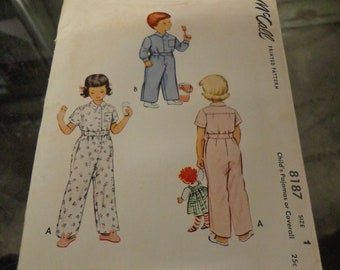 Könnte beinhalten: Vintage McCall's Schnittmuster für Kinder-Pyjamas oder Overalls, Größe 1. Das Schnittmustercover zeigt Illustrationen von Kindern in verschiedenen Pyjama-Stilen, darunter ein blauer Overall, ein Overall mit Blumenmuster und ein rosa Overall. Der Preis beträgt 25 Cent.