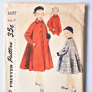 Puede incluir: Patrón de costura vintage Simplicity para un abrigo de niña, número de patrón 3697, talla 7, 35c pieza, impreso en cada patrón. El patrón muestra un abrigo rojo con un sombrero negro y un abrigo a cuadros con un sombrero negro.