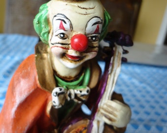 Payaso con figura de violonchelo