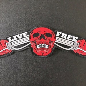 Könnte beinhalten: Roter Schädel mit den Worten "Live Free or Die" auf schwarzem Hintergrund. Der Schädel hält zwei Lenker mit roten Händen an jeder Seite.