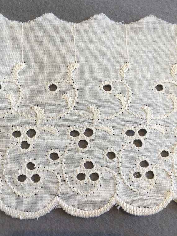 lace:edging. flat or gathered lace with one scalloped and one