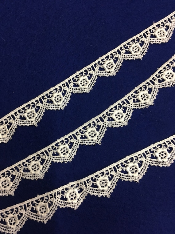 14 YDS LOVELY SCALLOPED WHITE FLORAL RAYON VENISE LACE EDGE
