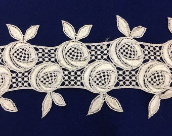 Gently off-white rayon Pointe de Venise lace. 4" wide, offered in lots of 2 1/2 or 3 yards