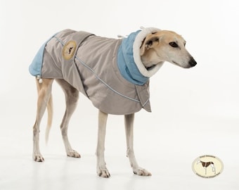Può includere: Un cappotto per cani grigio e blu con fodera in pile. Il cappotto ha una toppa con il testo "Greyt Sweaters Greyhound and Whippet Suits".