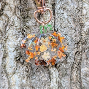 Autumn bag charm, pumpkin bag charm, rose gold coloured clip, pressed flowers pumpkin charm, pumpkin zip charm, fall bag charm, pumpkin with pressed flowers, real flowers bag charm, resin bag charm, pumpkin keyring, pressed flower pumpkin keyring, zip charm, Halloween bag charm, Halloween accessories, autumn accessories, pressed flower pumpkin charm