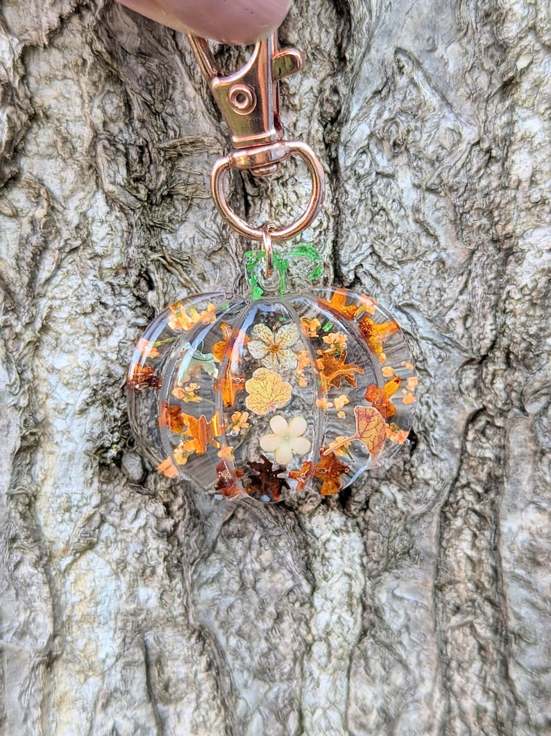 Autumn bag charm, pumpkin bag charm, rose gold coloured clip, pressed flowers pumpkin charm, pumpkin zip charm, fall bag charm, pumpkin with pressed flowers, real flowers bag charm, resin bag charm, pumpkin keyring, pressed flower pumpkin keyring, zip charm, Halloween bag charm, Halloween accessories, autumn accessories, pressed flower pumpkin charm