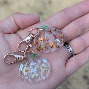 pumpkin zip charm, fall bag charm, pumpkin with pressed flowers, real flowers bag charm, resin bag charm, pumpkin keyring, pressed flower pumpkin keyring, zip charm, Halloween bag charm, Halloween accessories, autumn accessories, pressed flower pumpkin charm