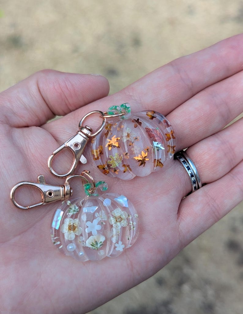 pumpkin zip charm, fall bag charm, pumpkin with pressed flowers, real flowers bag charm, resin bag charm, pumpkin keyring, pressed flower pumpkin keyring, zip charm, Halloween bag charm, Halloween accessories, autumn accessories, pressed flower pumpkin charm