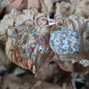 pumpkin zip charm, fall bag charm, pumpkin with pressed flowers, real flowers bag charm, resin bag charm, pumpkin keyring, pressed flower pumpkin keyring, zip charm, Halloween bag charm, Halloween accessories, autumn accessories, pressed flower pumpkin charm