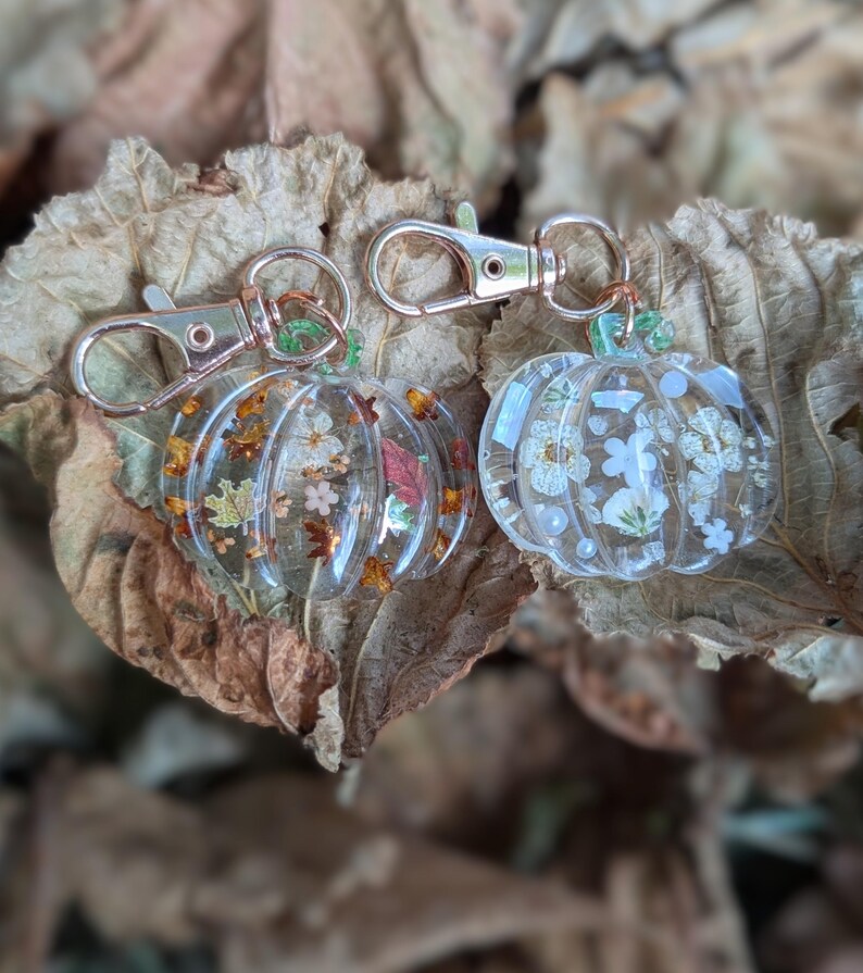 pumpkin zip charm, fall bag charm, pumpkin with pressed flowers, real flowers bag charm, resin bag charm, pumpkin keyring, pressed flower pumpkin keyring, zip charm, Halloween bag charm, Halloween accessories, autumn accessories, pressed flower pumpkin charm