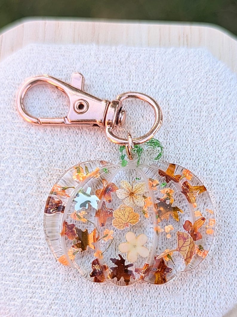 Autumn bag charm, pumpkin bag charm, rose gold coloured clip, pressed flowers pumpkin charm, pumpkin zip charm, fall bag charm, pumpkin with pressed flowers, real flowers bag charm, resin bag charm, pumpkin keyring, pressed flower pumpkin keyring, zip charm, Halloween bag charm, Halloween accessories, autumn accessories, pressed flower pumpkin charm
