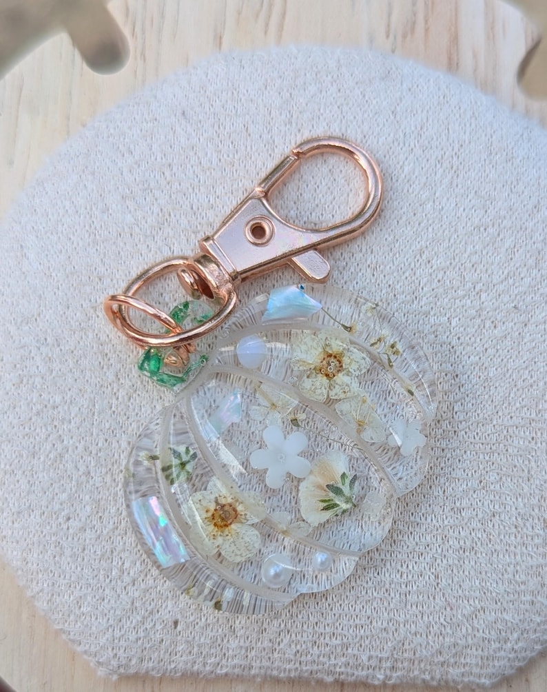 pumpkin zip charm, fall bag charm, pumpkin with pressed flowers, real flowers bag charm, resin bag charm, pumpkin keyring, pressed flower pumpkin keyring, zip charm, Halloween bag charm, Halloween accessories, autumn accessories, pressed flower pumpkin charm