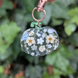 pumpkin zip charm, fall bag charm, pumpkin with pressed flowers, real flowers bag charm, resin bag charm, pumpkin keyring, pressed flower pumpkin keyring, zip charm, Halloween bag charm, Halloween accessories, autumn accessories, pressed flower pumpkin charm