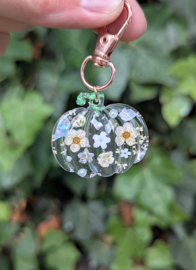 pumpkin zip charm, fall bag charm, pumpkin with pressed flowers, real flowers bag charm, resin bag charm, pumpkin keyring, pressed flower pumpkin keyring, zip charm, Halloween bag charm, Halloween accessories, autumn accessories, pressed flower pumpkin charm