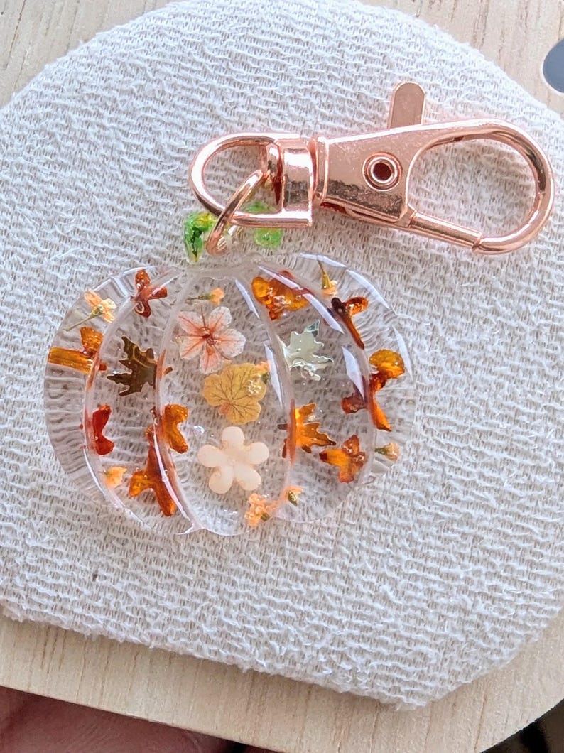 Autumn bag charm, pumpkin bag charm, rose gold coloured clip, pressed flowers pumpkin charm, pumpkin zip charm, fall bag charm, pumpkin with pressed flowers, real flowers bag charm, resin bag charm, pumpkin keyring, pressed flower pumpkin keyring, zip charm, Halloween bag charm, Halloween accessories, autumn accessories, pressed flower pumpkin charm