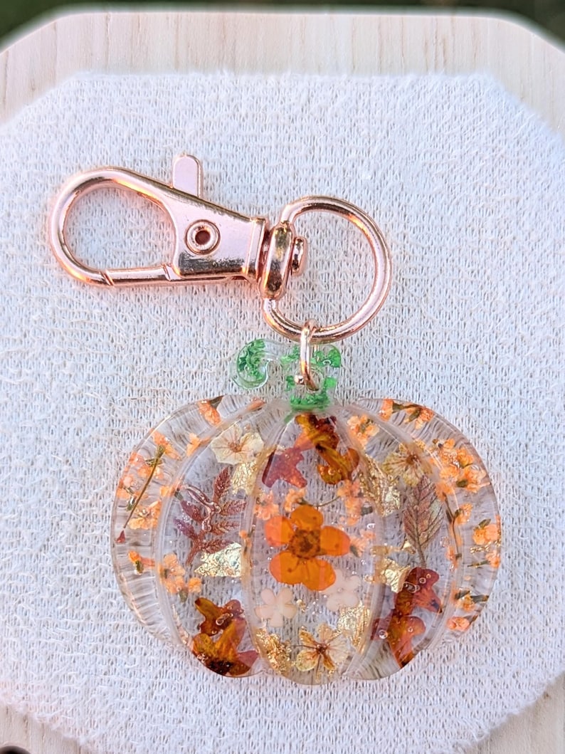 Autumn bag charm, pumpkin bag charm, rose gold coloured clip, pressed flowers pumpkin charm, pumpkin zip charm, fall bag charm, pumpkin with pressed flowers, real flowers bag charm, resin bag charm, pumpkin keyring, pressed flower pumpkin keyring, zip charm, Halloween bag charm, Halloween accessories, autumn accessories, pressed flower pumpkin charm