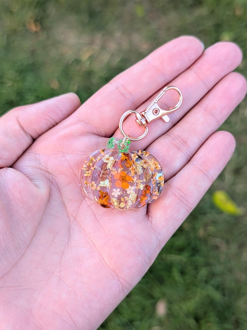 Autumn bag charm, pumpkin bag charm, rose gold coloured clip, pressed flowers pumpkin charm, pumpkin zip charm, fall bag charm, pumpkin with pressed flowers, real flowers bag charm, resin bag charm, pumpkin keyring, pressed flower pumpkin keyring, zip charm, Halloween bag charm, Halloween accessories, autumn accessories, pressed flower pumpkin charm