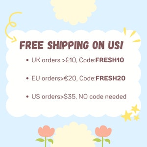 Pu&ograve; includere: Una grafica con uno sfondo blu chiaro e una nuvola bianca con il testo "FREE SHIPPING ON US!" in testo marrone. Il testo sotto la nuvola elenca offerte di spedizione gratuita per ordini superiori a un determinato importo: ordini del Regno Unito superiori a &pound;10, ordini dell'UE superiori a &euro;20 e ordini degli Stati Uniti superiori a $35.