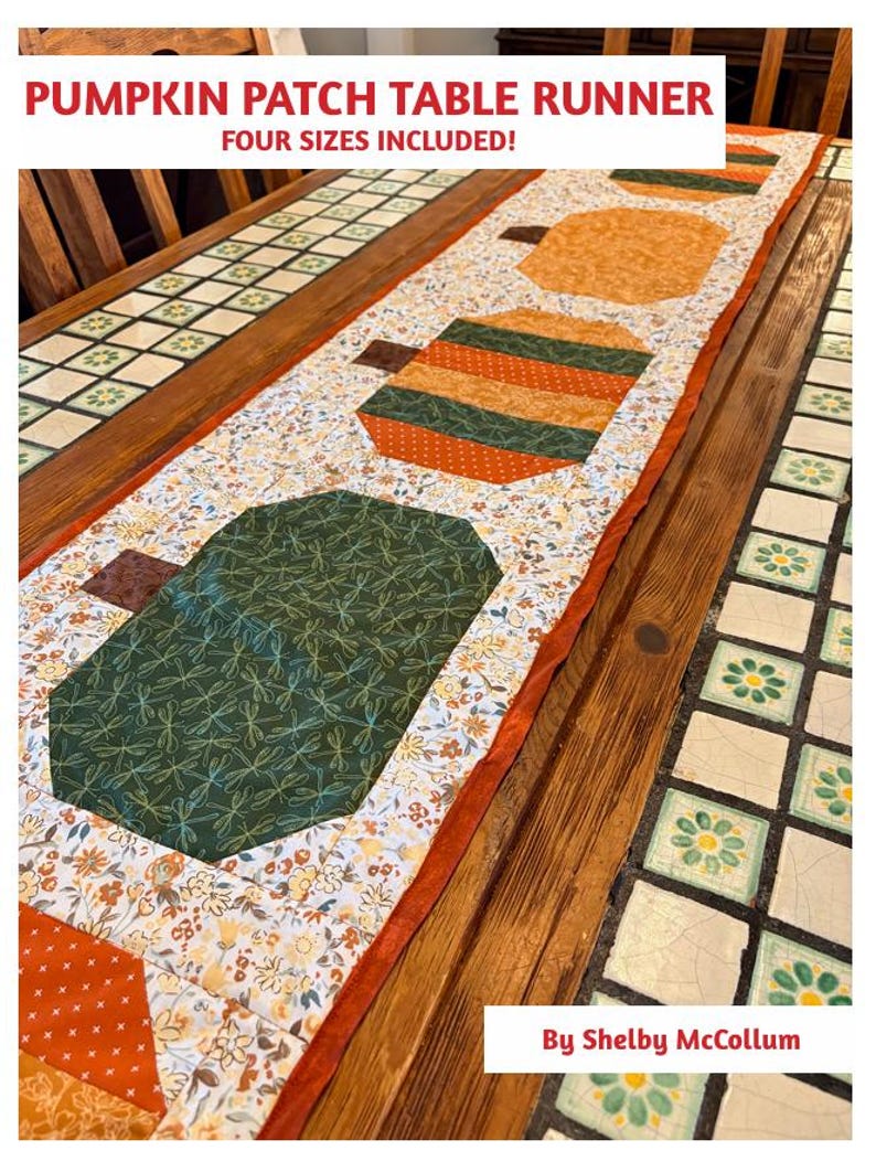 Pode incluir: Caminho de mesa acolchoado com um design de campo de ab&oacute;boras. O caminho de mesa apresenta formas de ab&oacute;bora laranja, verde e castanha sobre um fundo floral. O texto "Pumpkin Patch Table Runner" e "Four Sizes Included!" est&atilde;o no topo.
