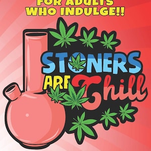 Op de afbeelding: Een kleurboekcover met een rode en roze gradiënt achtergrond. De tekst "COLORING BOOK FOR ADULTS WHO INDULGE!!" is in het geel. De woorden "STONERS ARE Chill" zijn in blauw, groen en rood. Een roze bong en groene cannabisbladeren zijn ook afgebeeld.