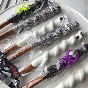 1 Dozen Halloween Chocolate Caramel Pretzels, Halloween Class Treats, Halloween Decor, Halloween Party Favors, Halloween Cookies, Birthday