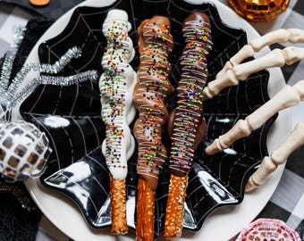 1 docena de pretzels de chocolate y caramelo para Halloween, golosinas para la clase de Halloween, decoración de Halloween, regalos para fiestas de Halloween, galletas de Halloween, cumpleaños