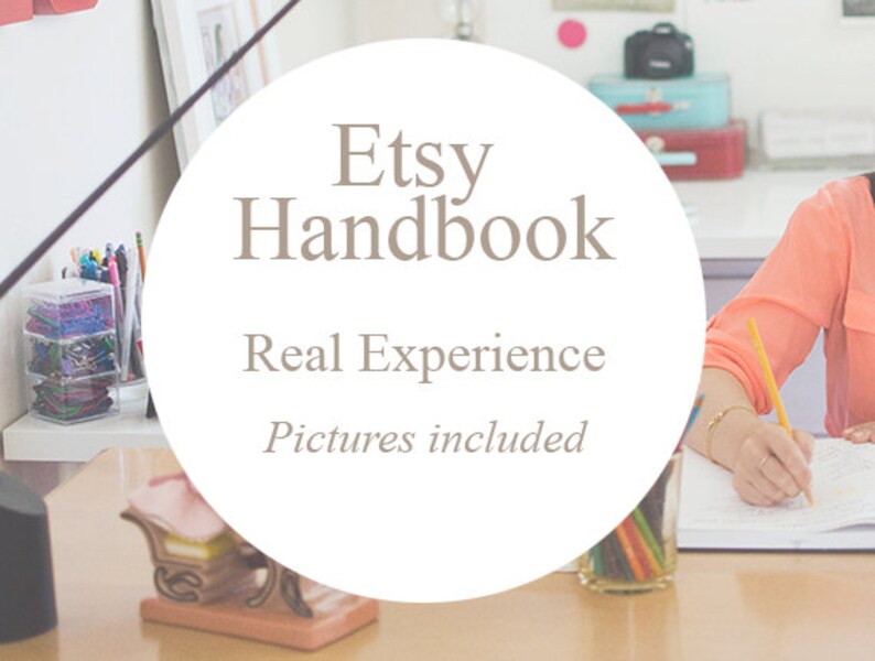 K&ouml;nnte beinhalten: Ein wei&szlig;er Kreis mit dem Text "Etsy Handbook" in brauner Schrift. Unter dem Text steht "Real Experience" und "Pictures included" in kleinerer brauner Schrift.