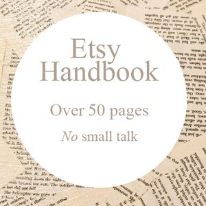 K&ouml;nnte beinhalten: Ein wei&szlig;er Kreis mit dem Text "Etsy Handbook" in brauner Schrift, "Over 50 pages" in kleinerer brauner Schrift und "No small talk" in noch kleinerer brauner Schrift. Der Kreis befindet sich auf einem Hintergrund aus alten, bedruckten Seiten.