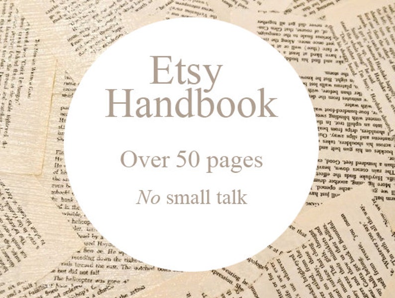 K&ouml;nnte beinhalten: Ein wei&szlig;er Kreis mit dem Text "Etsy Handbook" in brauner Schrift, "Over 50 pages" in kleinerer brauner Schrift und "No small talk" in noch kleinerer brauner Schrift. Der Kreis befindet sich auf einem Hintergrund aus alten, bedruckten Seiten.