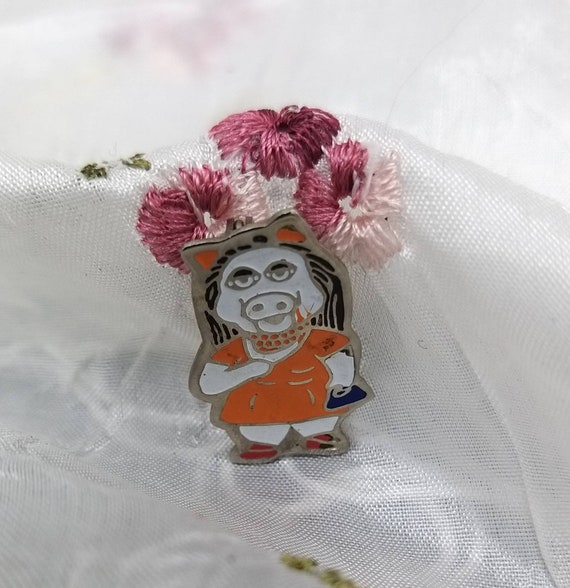 Miss Piggy enamel pin/badge 1980's - image 2