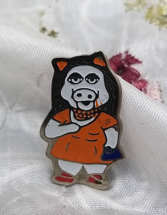 Miss Piggy enamel pin/badge 1980's - image 1